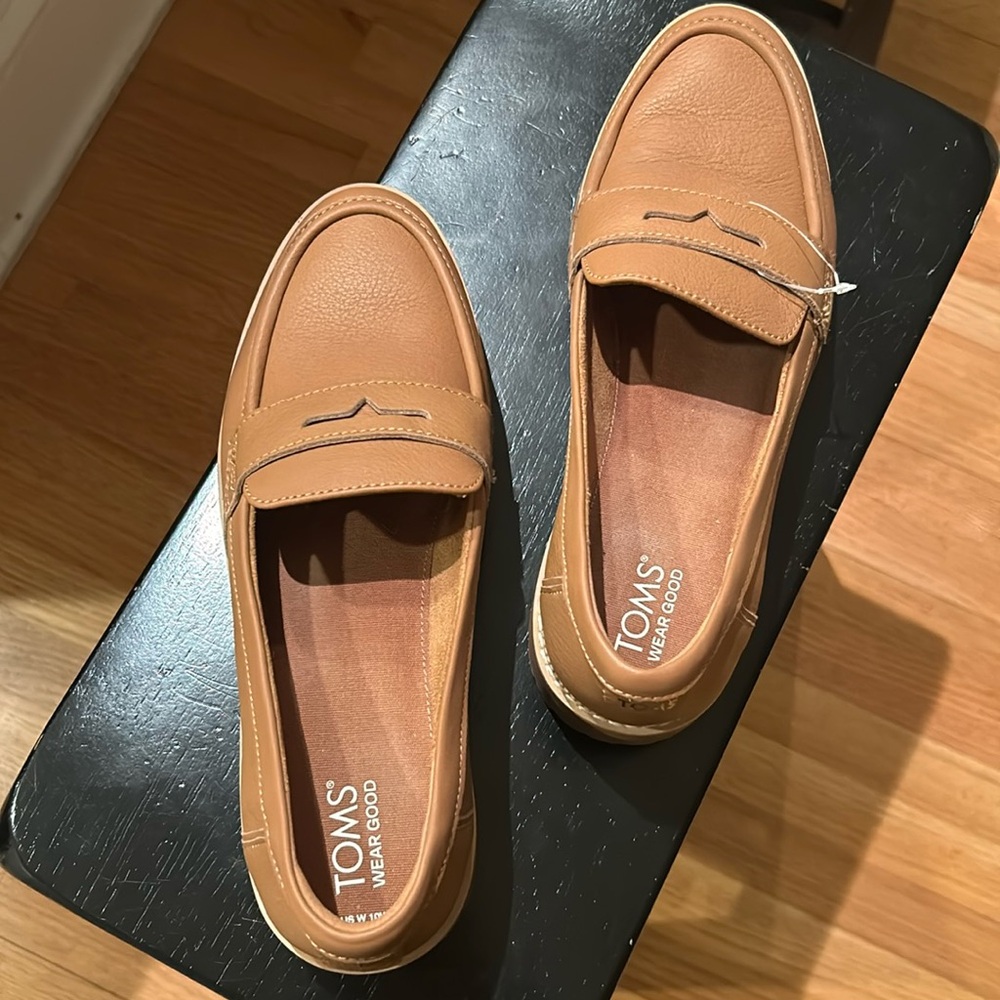 Super cute new Toms 10 wide loafers